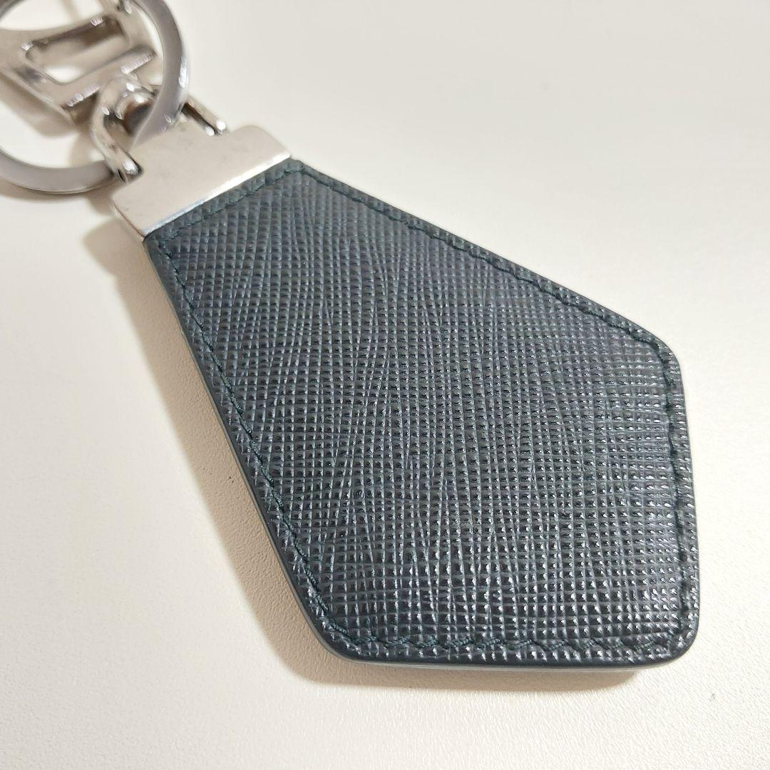 プラダ トライアングルロゴ キーホルダー サフィアーノ ブラック 2PP041