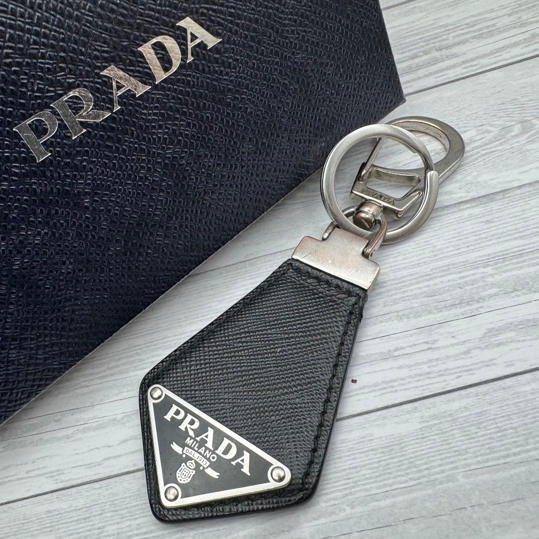 【美品】プラダ キーリング キーホルダー 三角ロゴ サフィアーノレザー ブラック