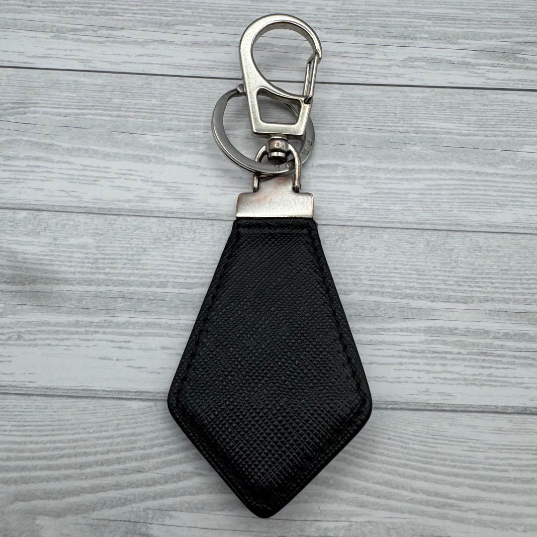 【美品】プラダ キーリング キーホルダー 三角ロゴ サフィアーノレザー ブラック