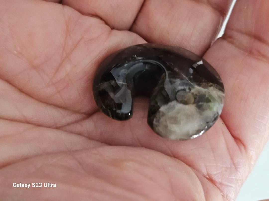 黒平産黒水晶　飛龍勾玉　産地証明書付き