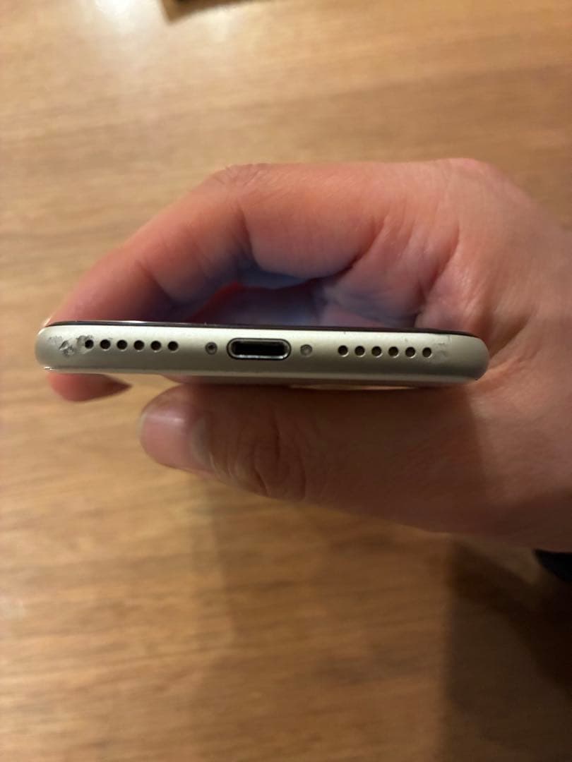 <送料込> iPhone SE 第3世代 スターライト 64GB SIM フリー