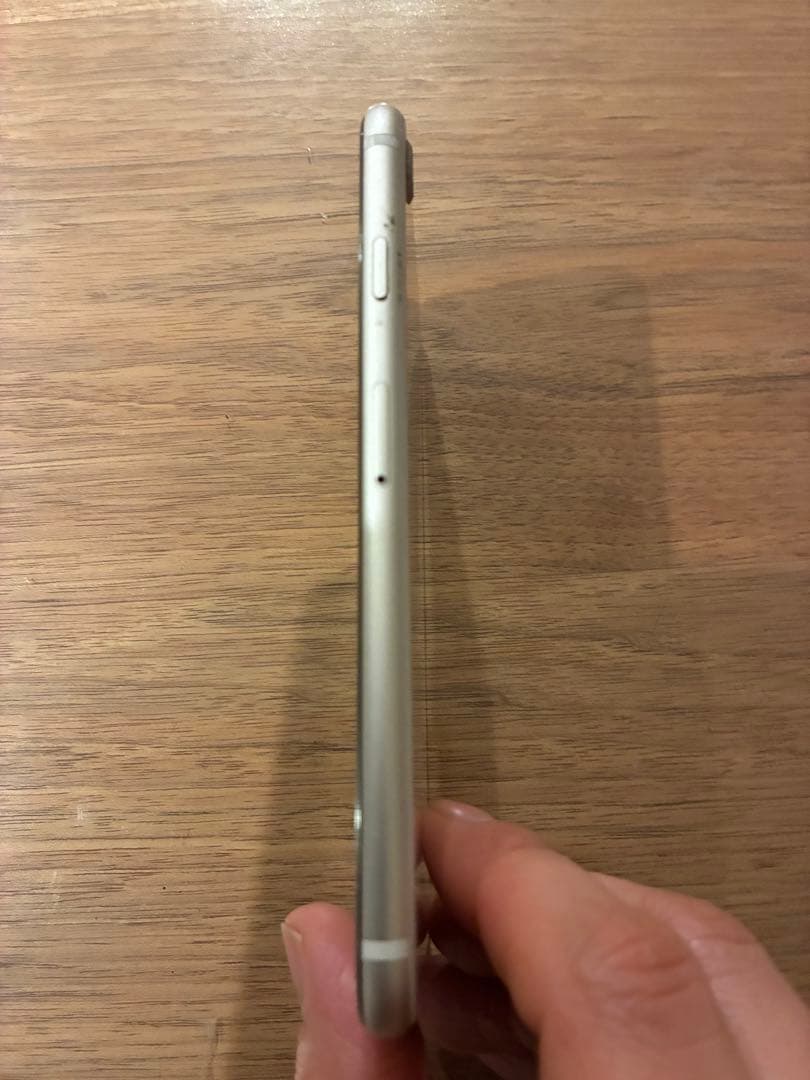 <送料込> iPhone SE 第3世代 スターライト 64GB SIM フリー