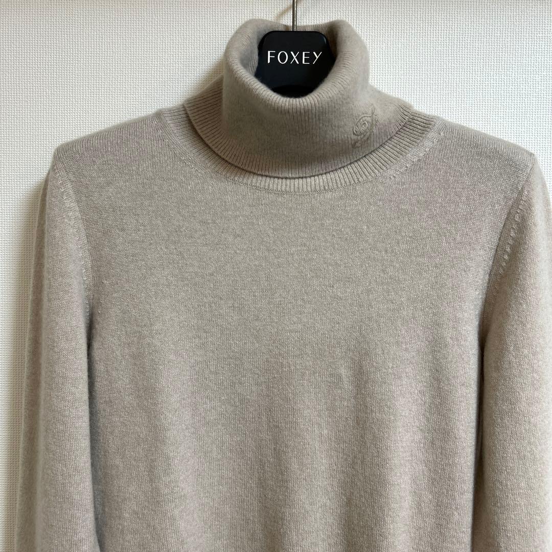フォクシー　カシミヤ100% タートルネックセーター　38 ベージュ