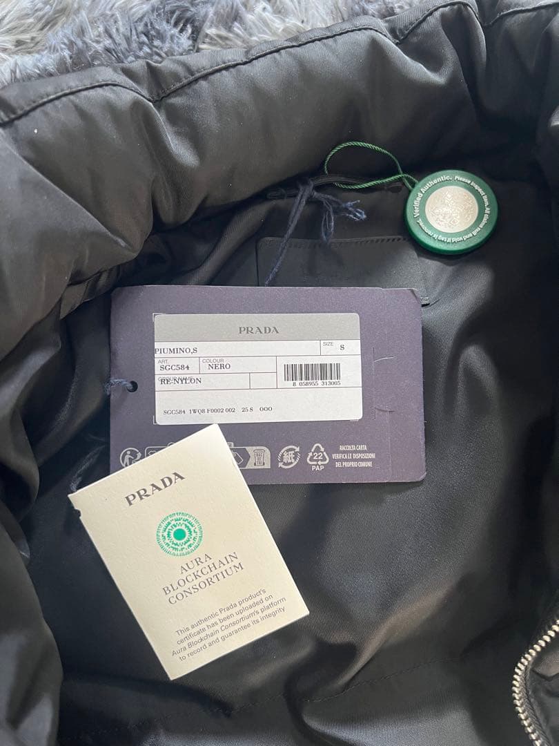 PRADA クロップド Re-Nylon ダウンジャケット