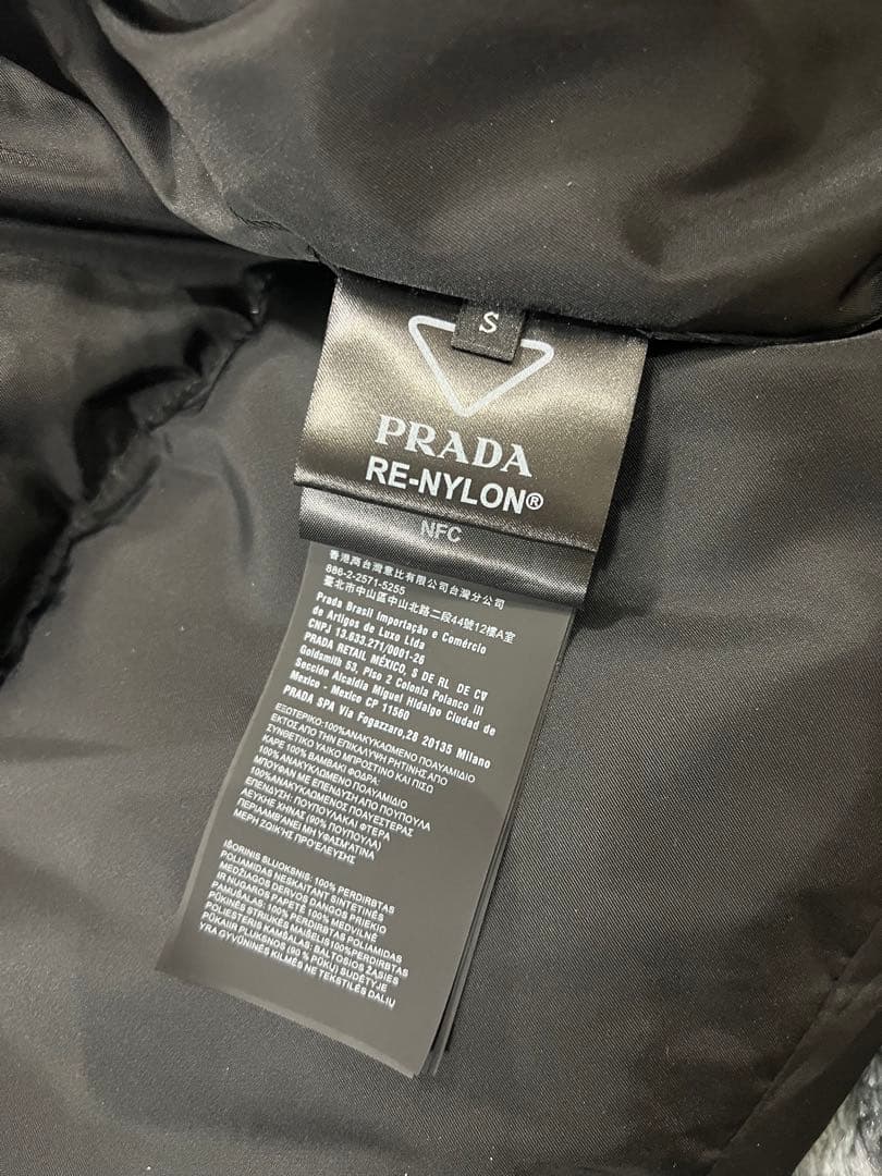 PRADA クロップド Re-Nylon ダウンジャケット
