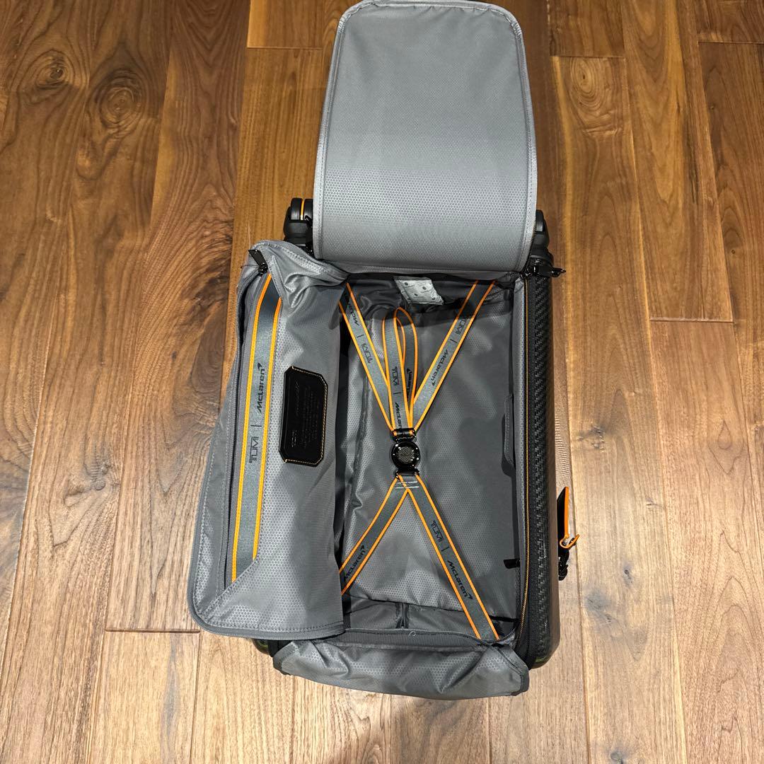TUMI McLarenカーボンファイバー風デザイン 中型スーツケース