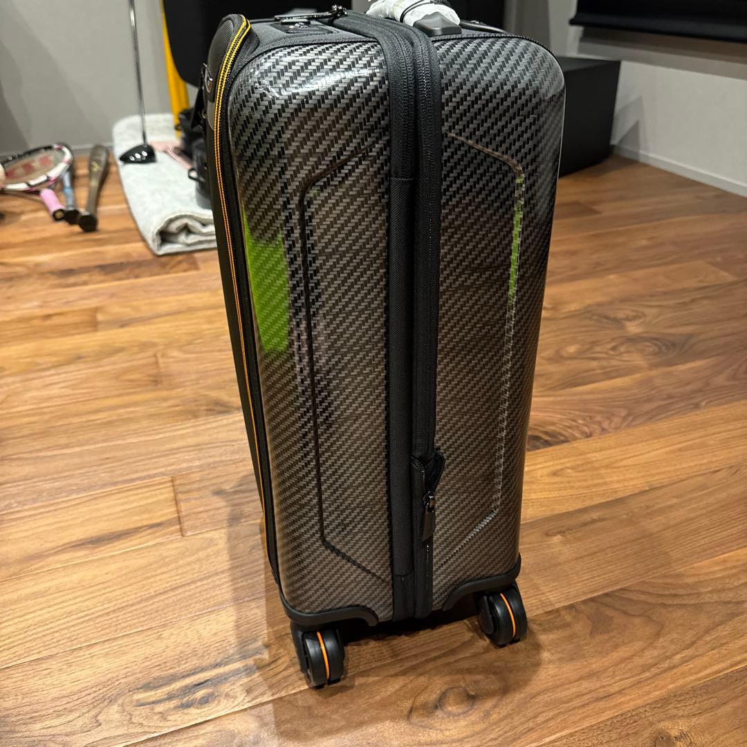 TUMI McLarenカーボンファイバー風デザイン 中型スーツケース