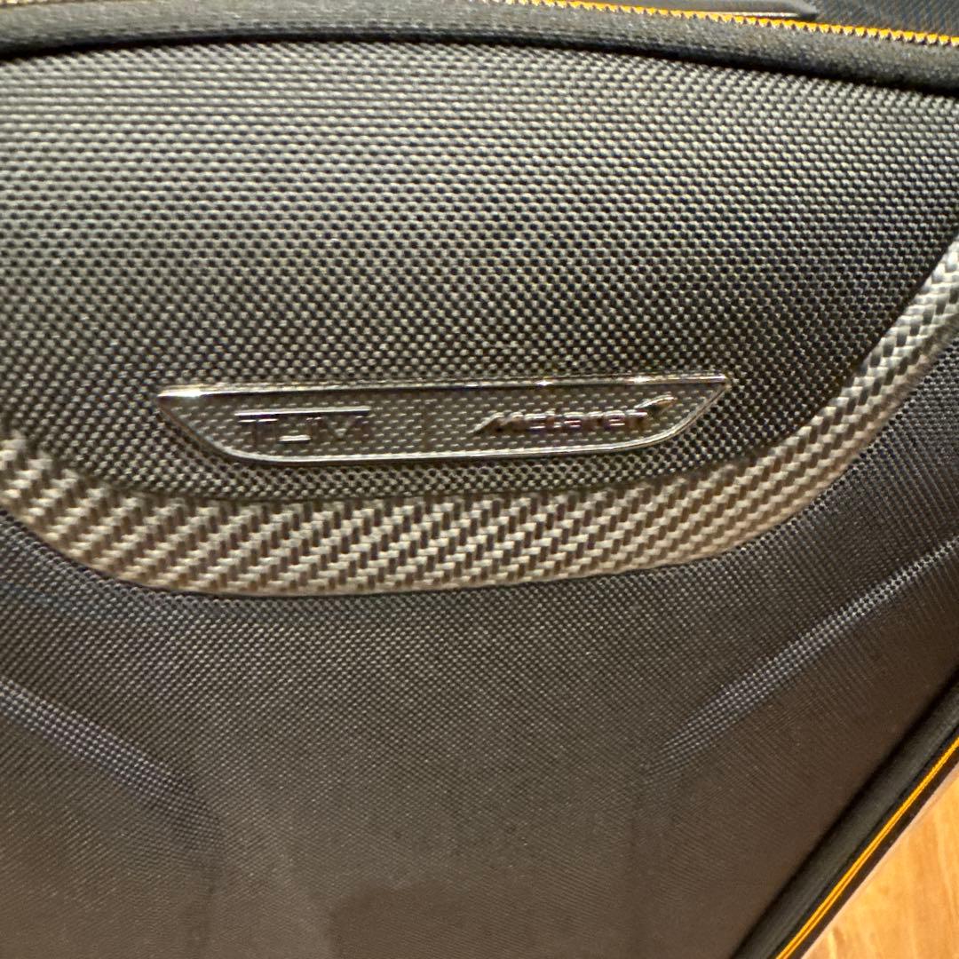 TUMI McLarenカーボンファイバー風デザイン 中型スーツケース