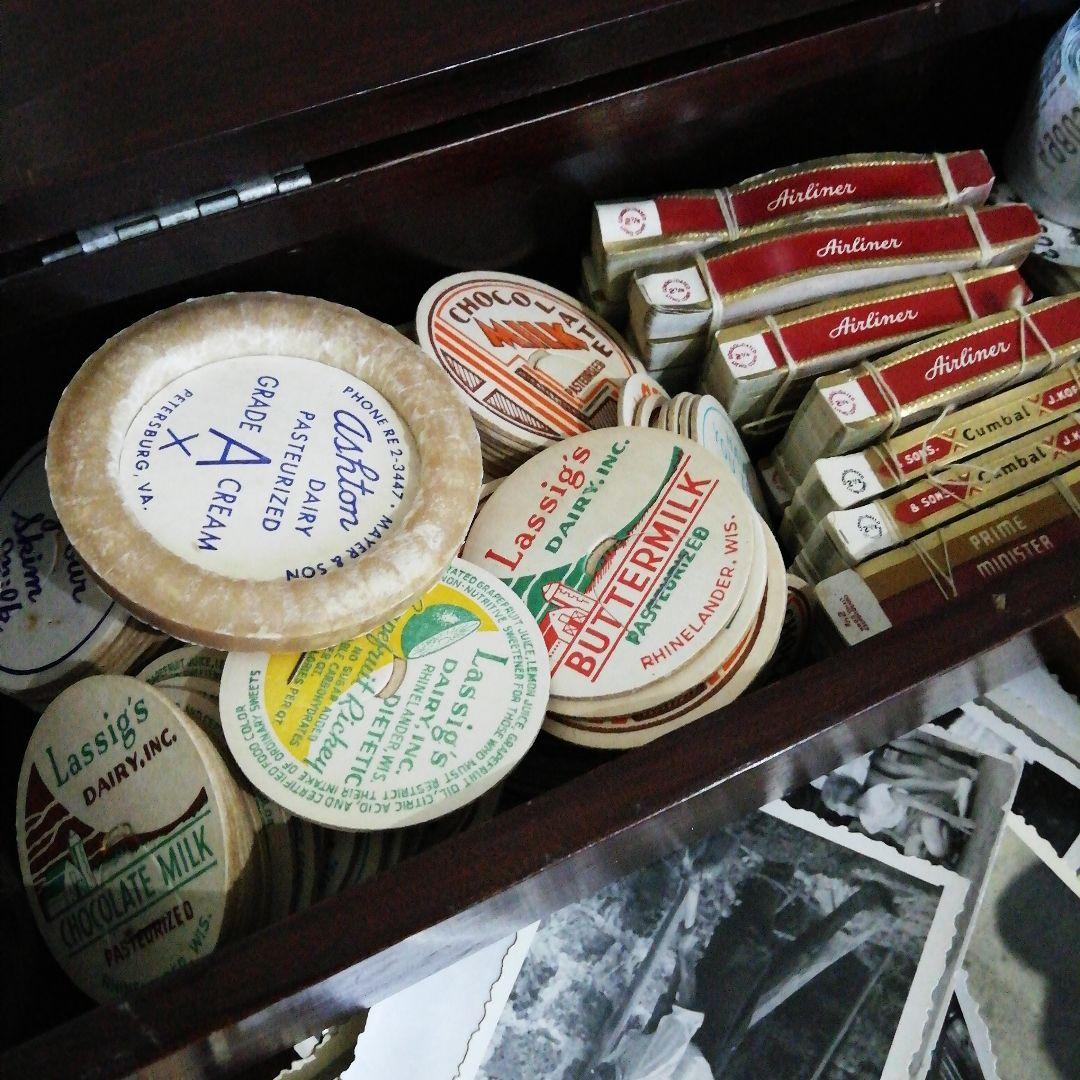 木製のアンティーク引き出しにたっぷりの海外紙モノコレクション♡　蚤の市