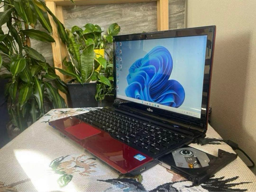 富士通　ノートパソコン windows11 core i3 AH45/K 赤