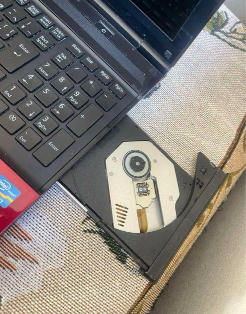 富士通　ノートパソコン windows11 core i3 AH45/K 赤