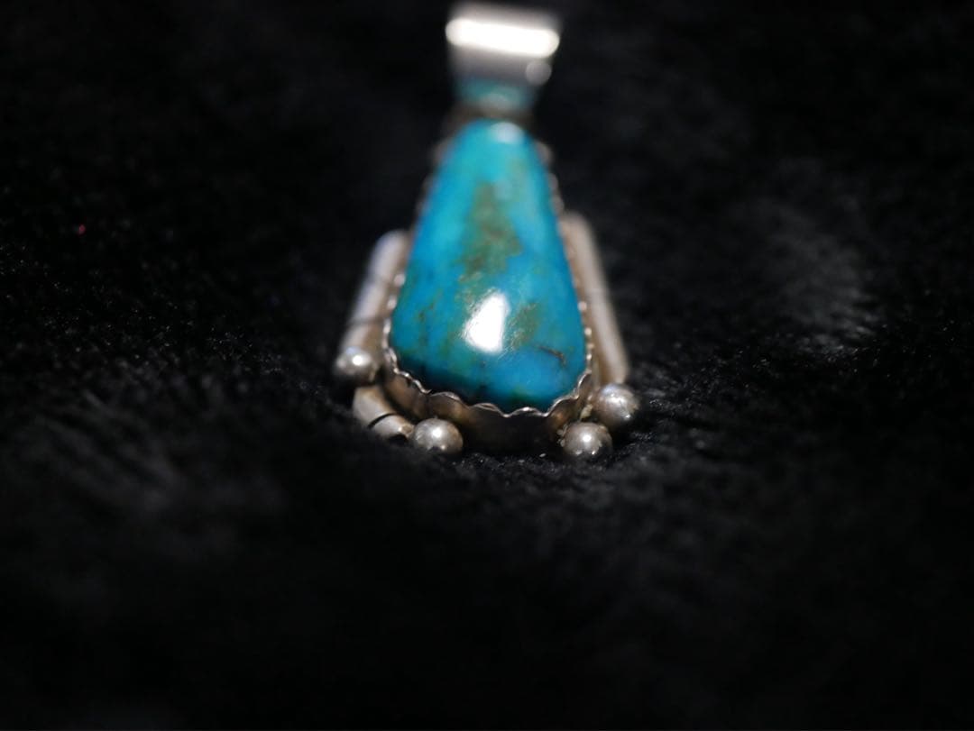 ⓐインディアンジュエリー　ナバホ族　レベッカグッドラック氏作ターコイズペンダント