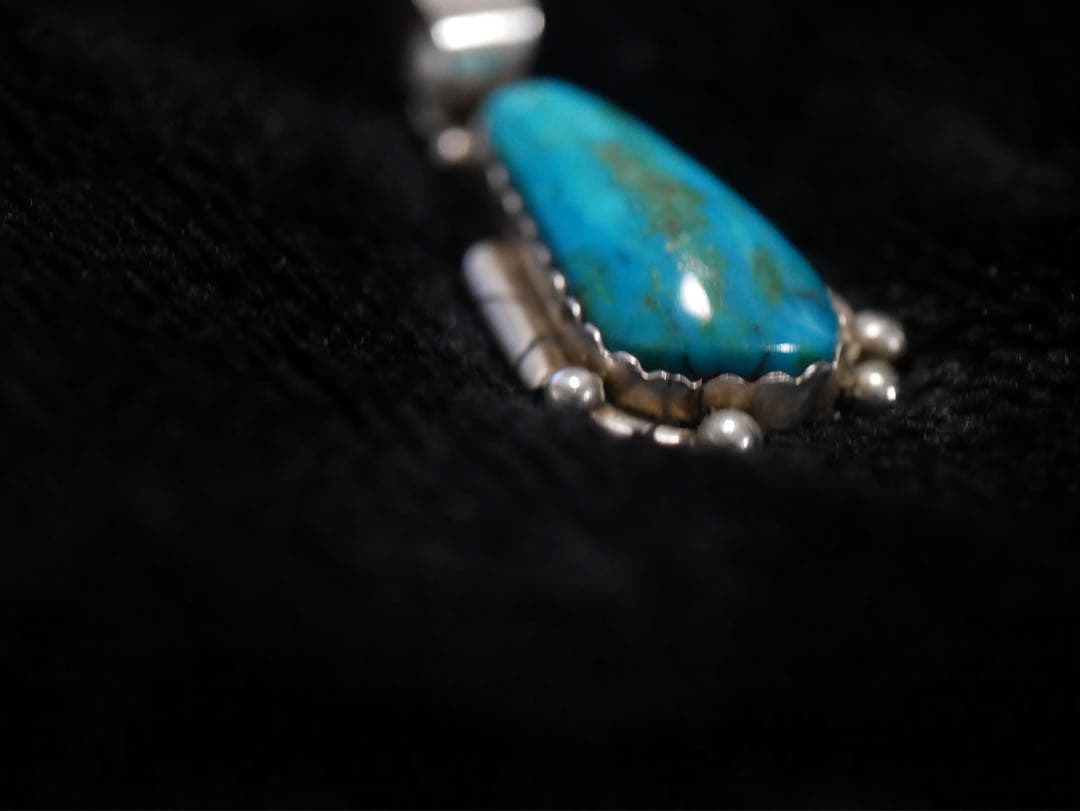 ⓐインディアンジュエリー　ナバホ族　レベッカグッドラック氏作ターコイズペンダント