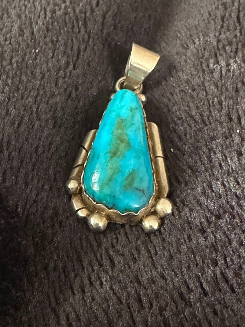 ⓐインディアンジュエリー　ナバホ族　レベッカグッドラック氏作ターコイズペンダント