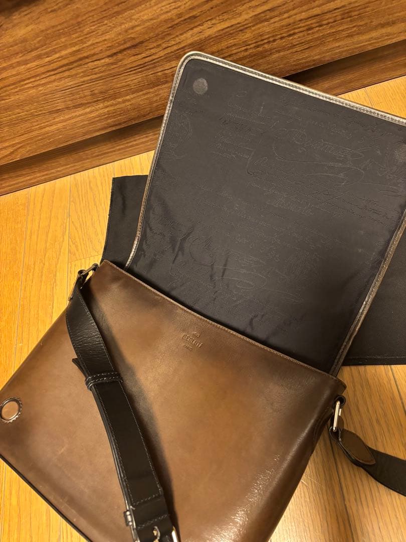 BERLUTI メッセンジャー レザー　ベネチアレザー　アイスブラウン