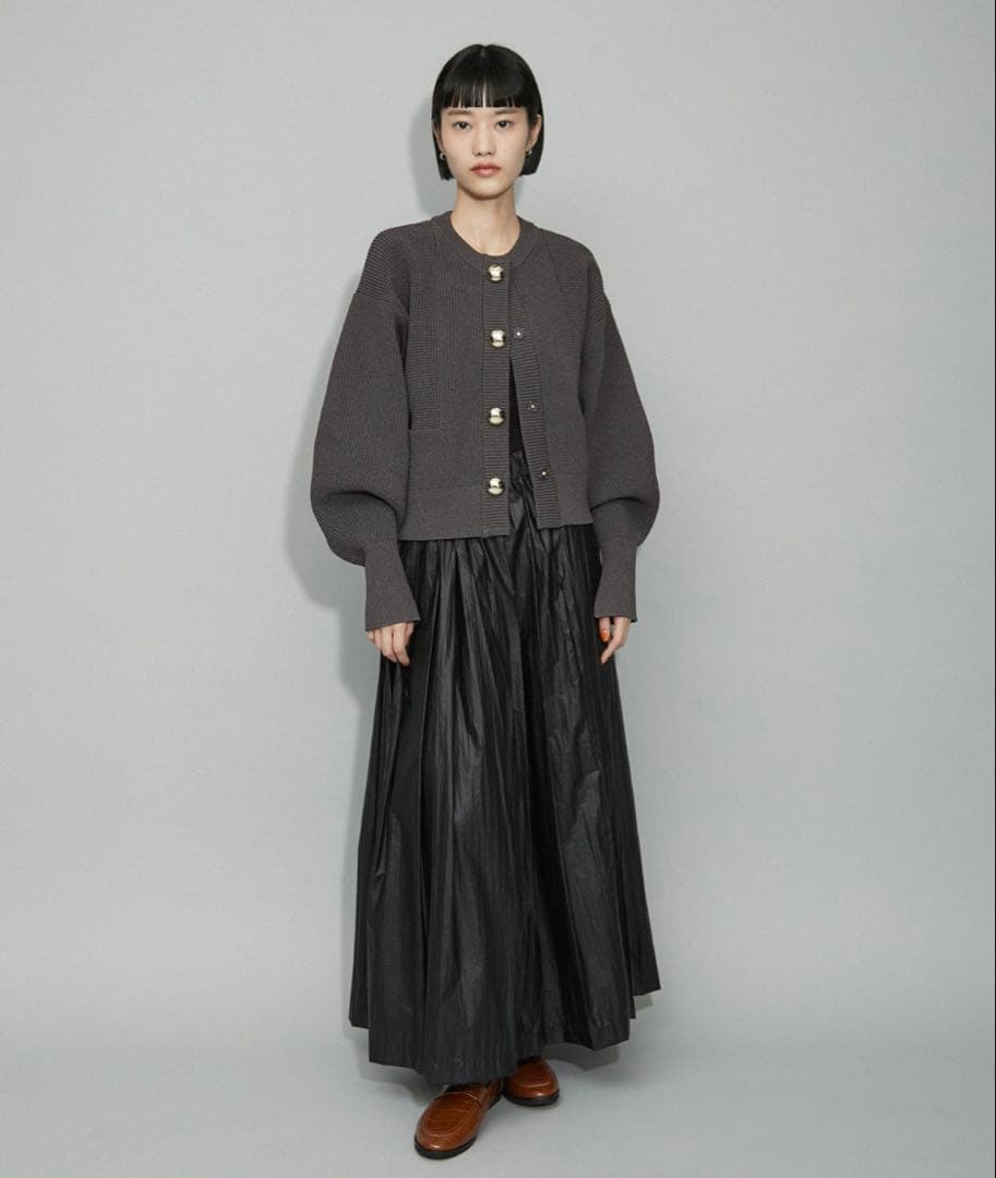 ダークグレー ボタン付きカーディガン