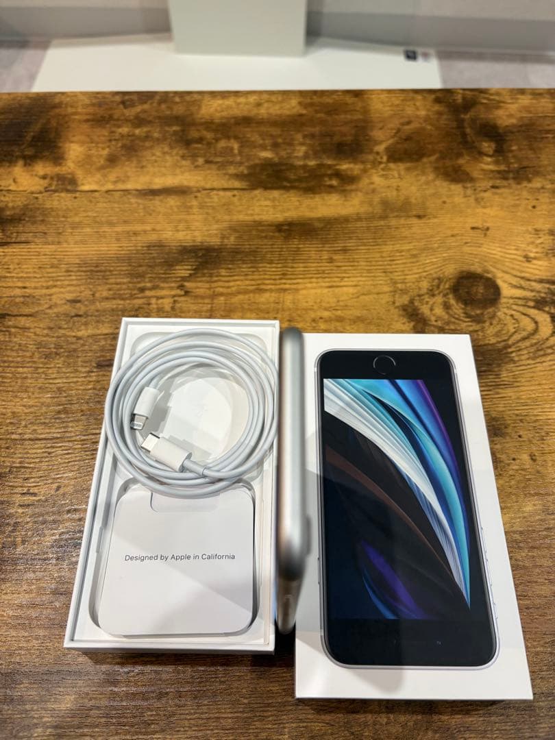 Apple iPhone SE (第2世代) 本体　WHITE 64GB