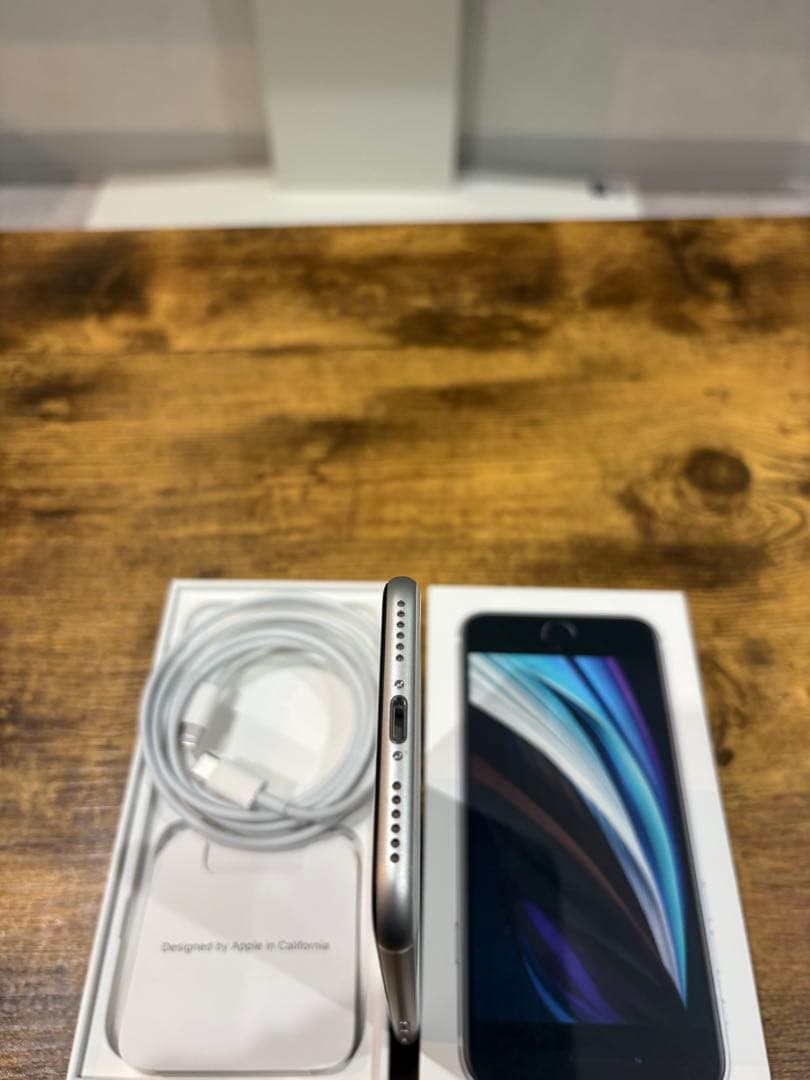 Apple iPhone SE (第2世代) 本体　WHITE 64GB