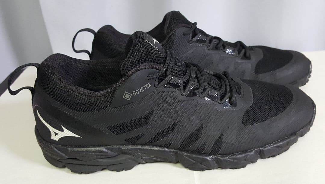 【完売品】マーガレット・ハウエル×ミズノ スニーカー 黒 防水 27.5cm