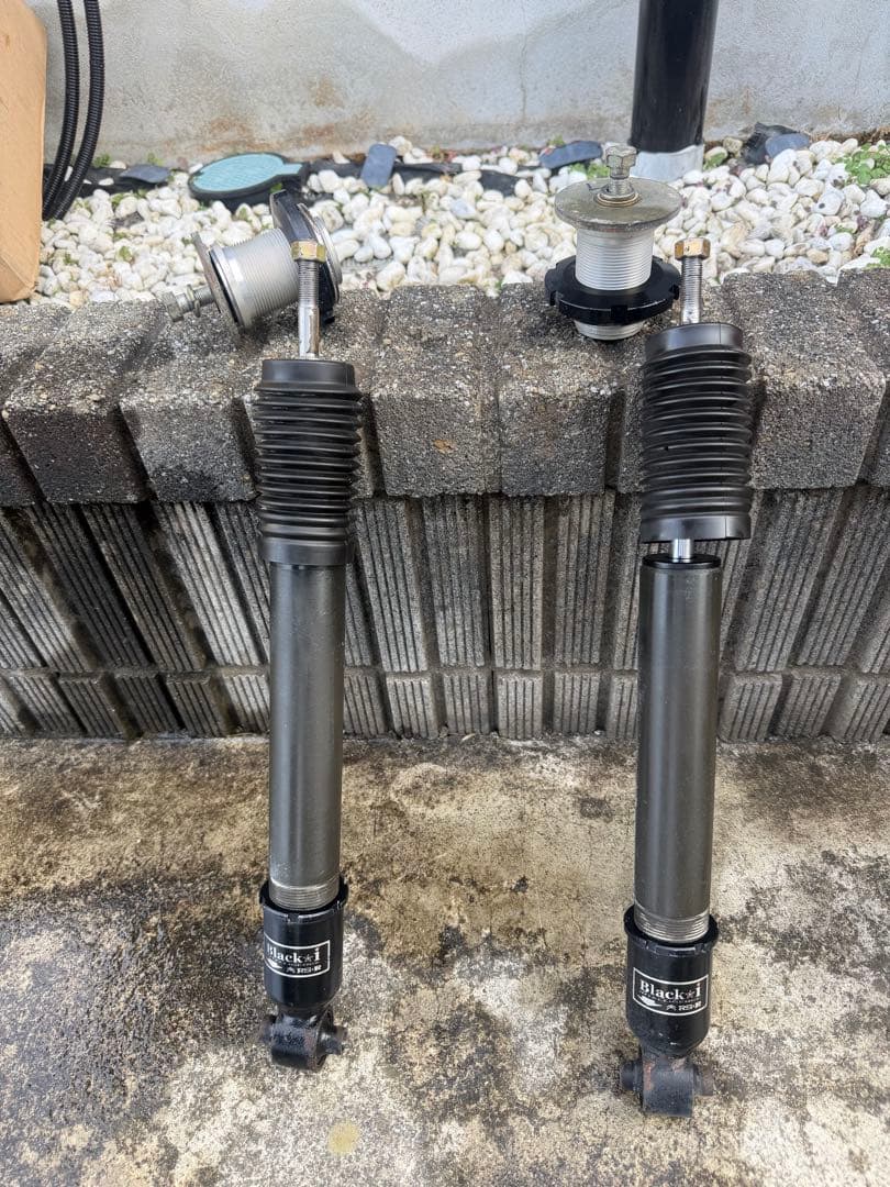 30プリウス 車高調　ブラックアイ