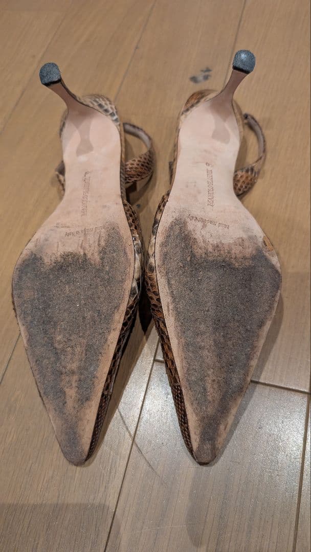 MANOLO BLAHNIK ヘビ柄スリングバックパンプス