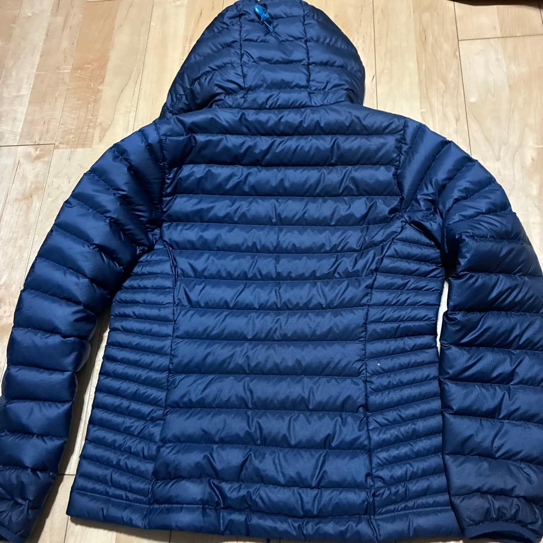 【美品】パタゴニア レディースダウンセーターフーディ ネイビー Mサイズ