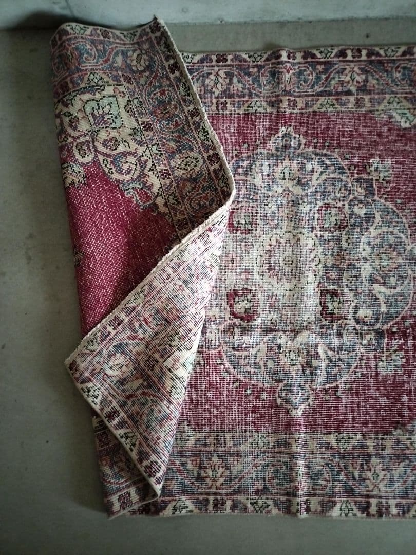 シャビーレッドとネイビーの端正なヴィンテージラグ　No.686