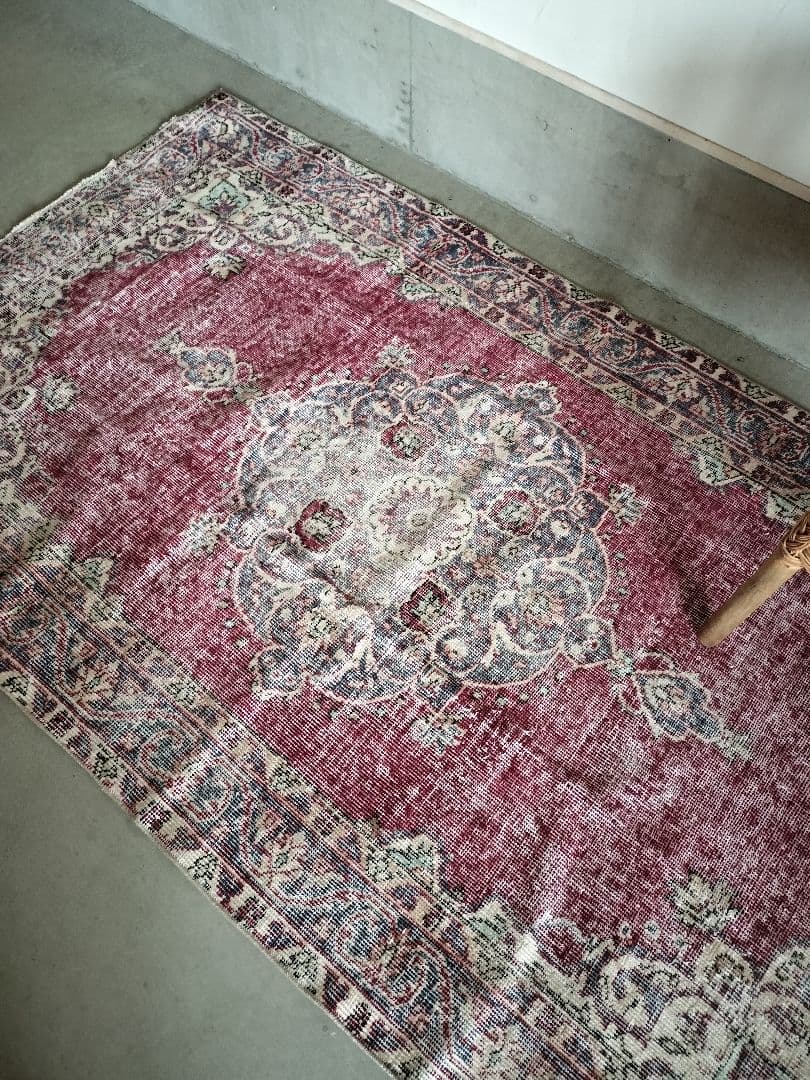 シャビーレッドとネイビーの端正なヴィンテージラグ　No.686