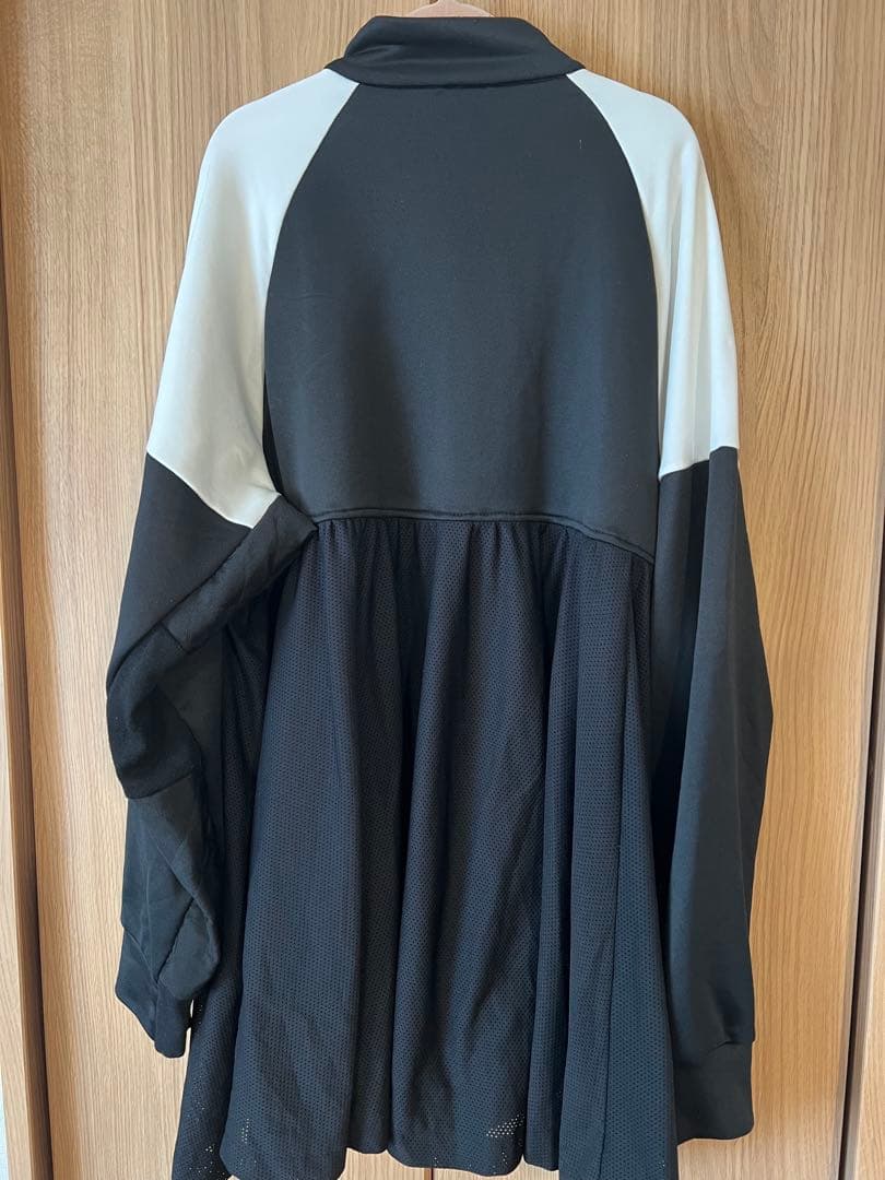 adidasリメイクトップス