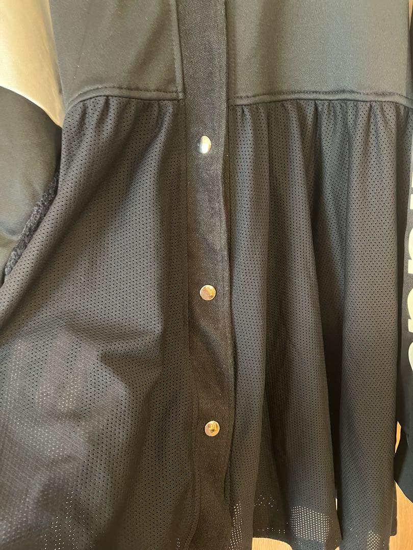 adidasリメイクトップス