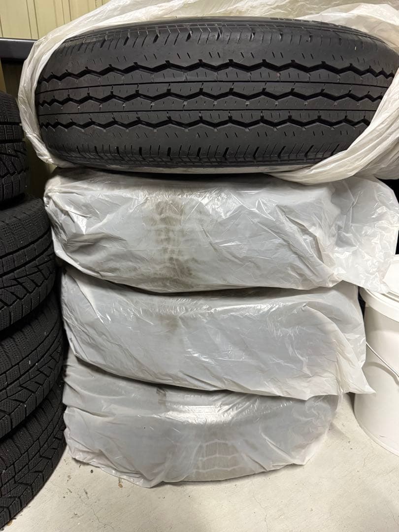 ハイエース　純正タイヤホイールセット