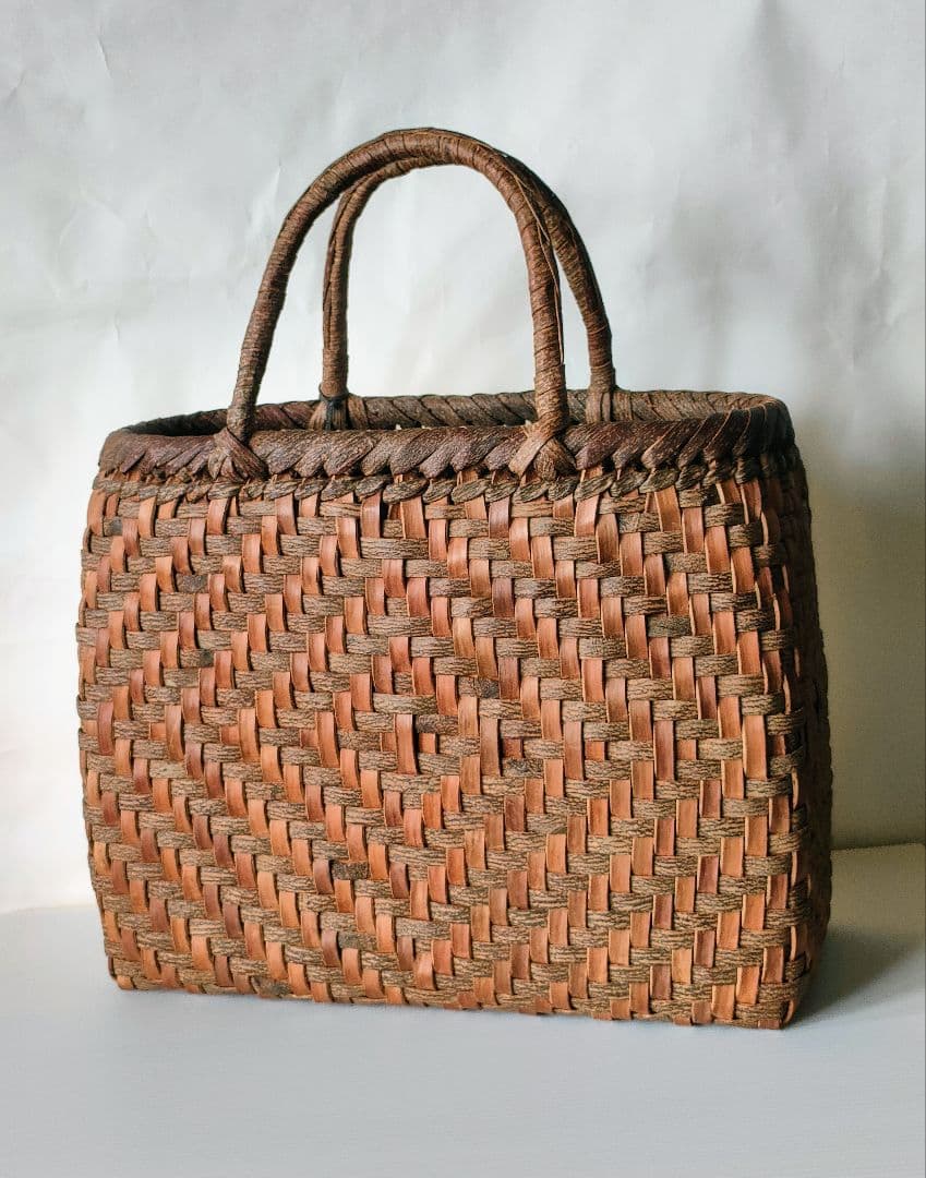 しの　希少天然素材 　沢胡桃かごバッグ　籠バック