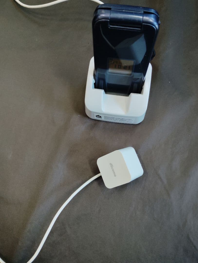 docomo ドコモ F-01M ネイビー 折りたたみ式携帯電話　卓上充電器付き