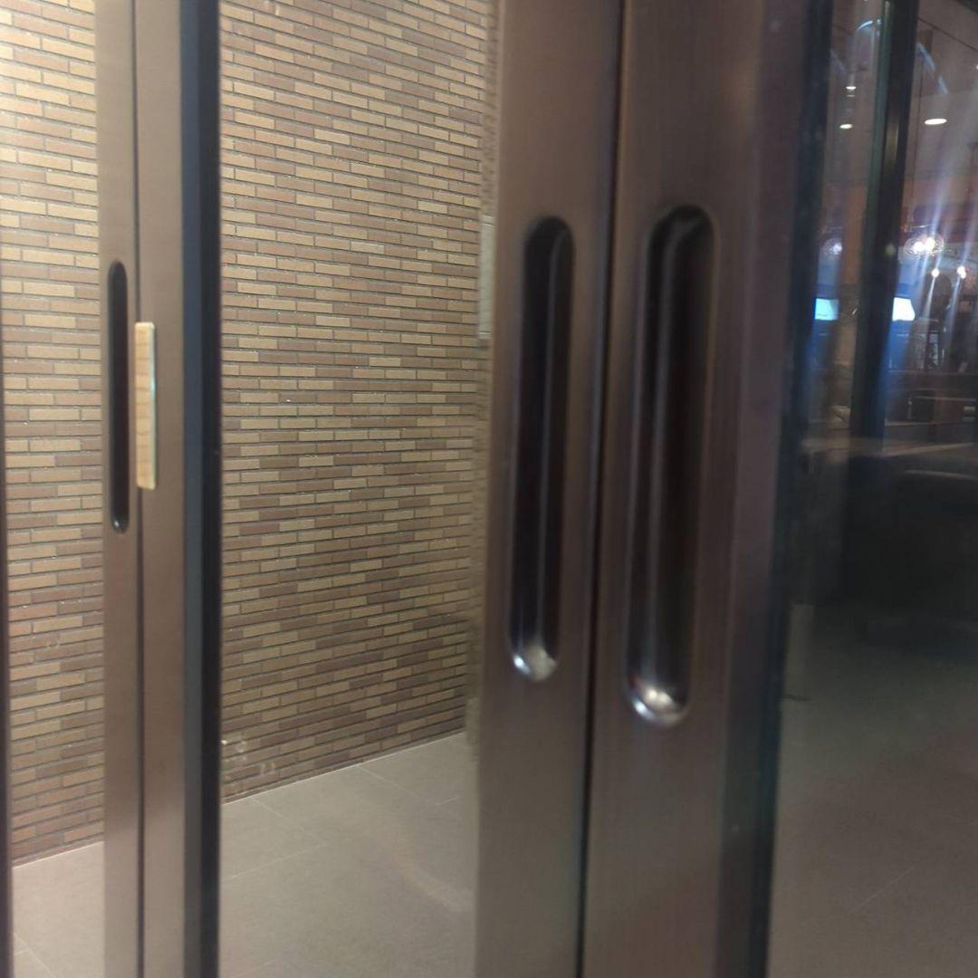 春真っ盛りセール◇美品　IDC大塚家具　書棚/本棚　飾り棚　ガラス　キャビネット