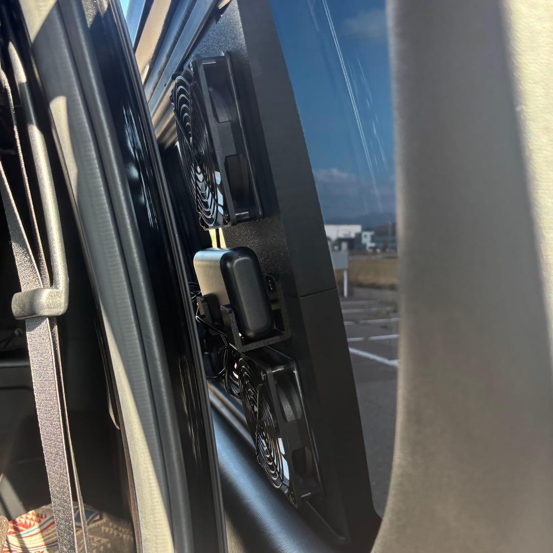 ハイエース 換気扇 ４型 〜 USB2連 運転席側 ネット バッテリー置き付