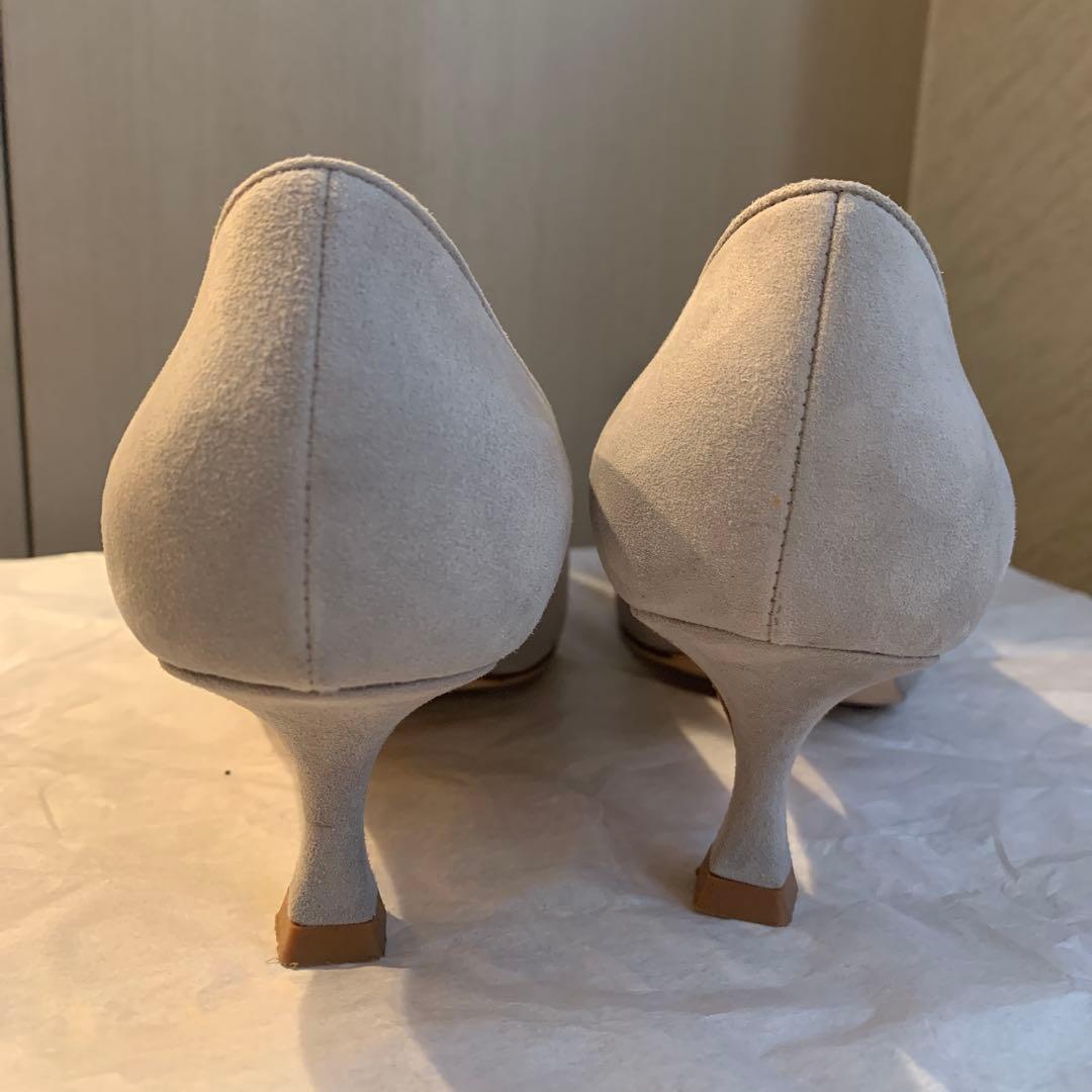 マノロブラニク　ライトグレー ポインテッドトゥパンプス