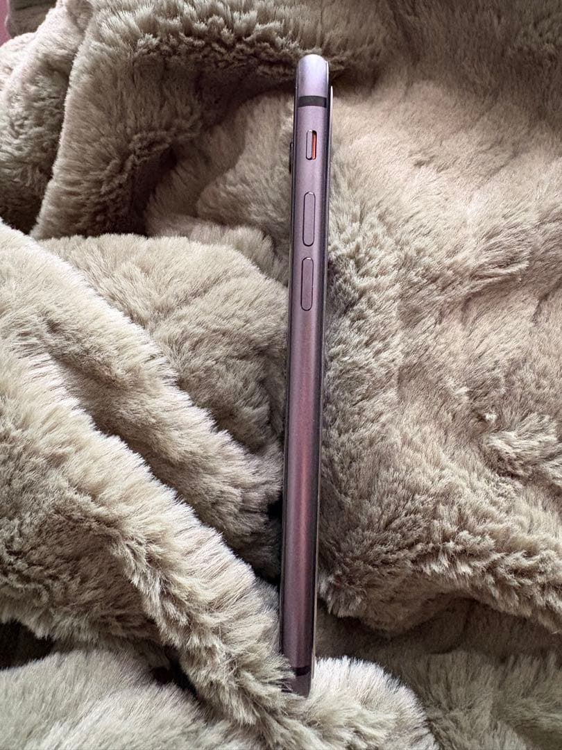 【中古】Apple iPhone 8 スペースグレー 本体【64G】75%