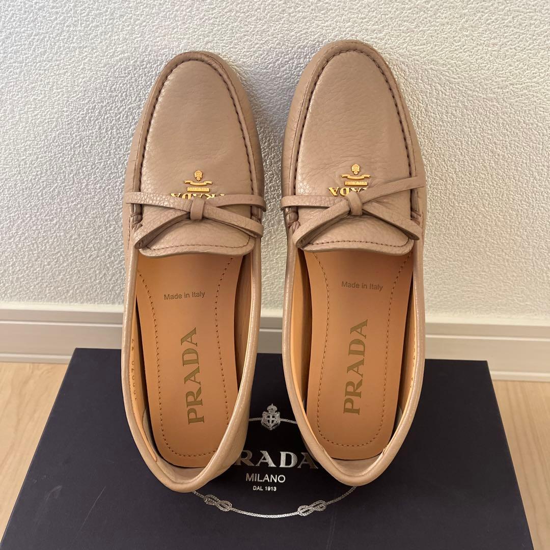 新品未使用　PRADA ベージュ ローファードライビングジュース　37