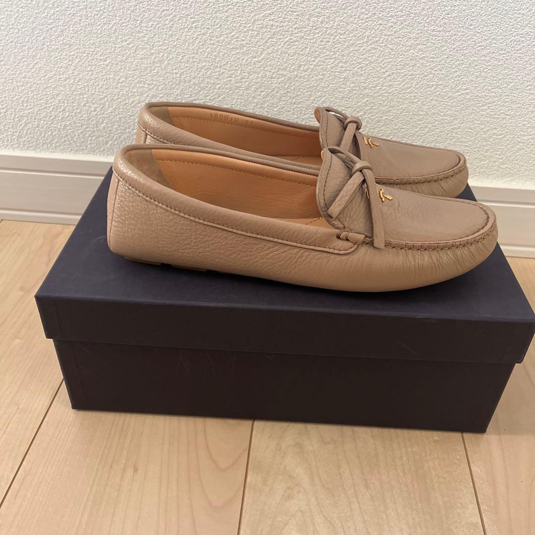 新品未使用　PRADA ベージュ ローファードライビングジュース　37