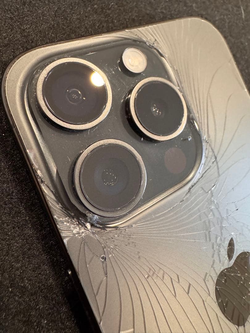 iPhone 15Pro 128GB ブラックチタニウム　背面割れ　83%