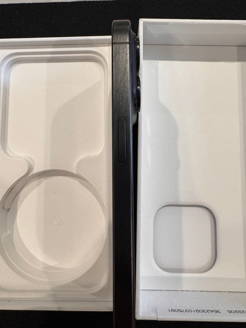 iPhone 15Pro 128GB ブラックチタニウム　背面割れ　83%