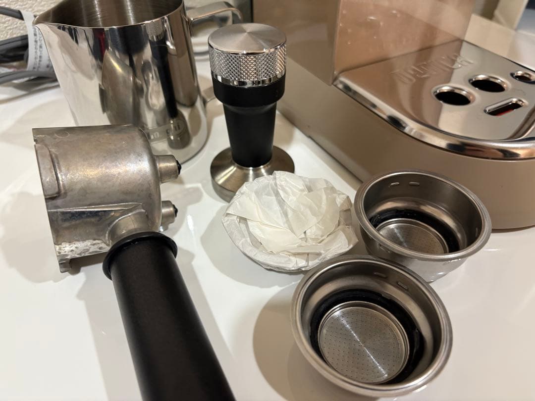 デロンギ　デディカ アルテ エスプレッソ・カプチーノメーカー ベージュ