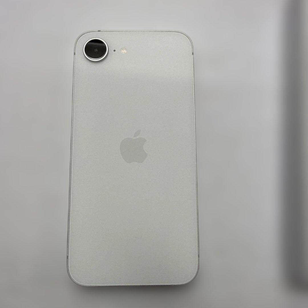 iphone16E 128GB 充電3回だけ　未使用品近い　24時間以内　発送