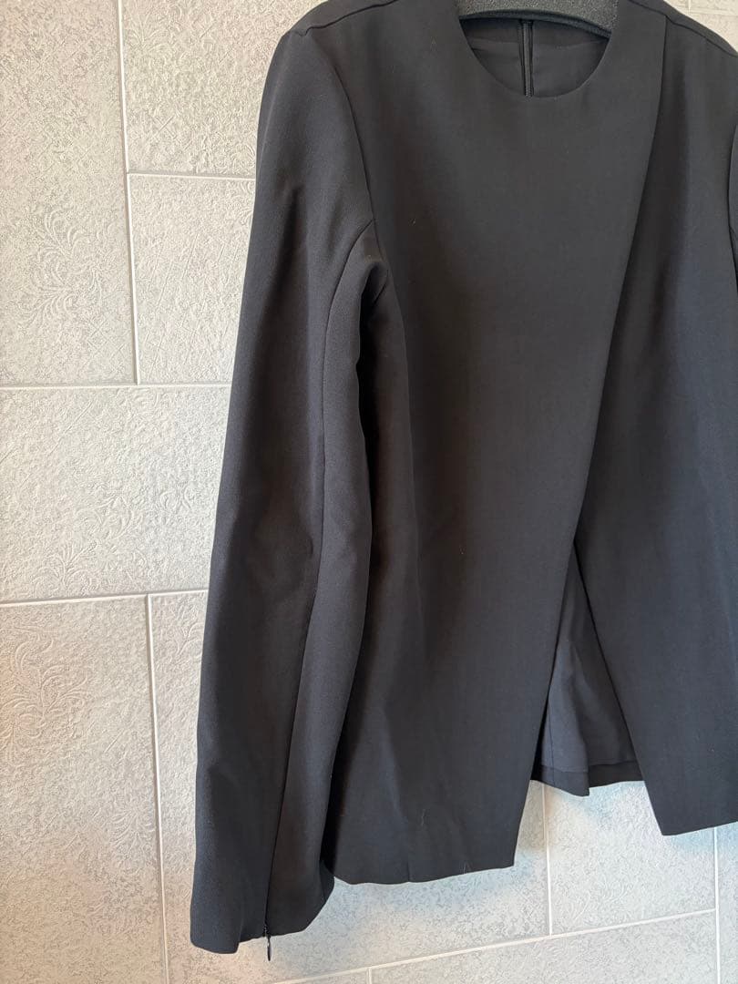 real レジル トップス 黒 袖ファスナー付き ケープ状新品未使用 ヤマダヤ