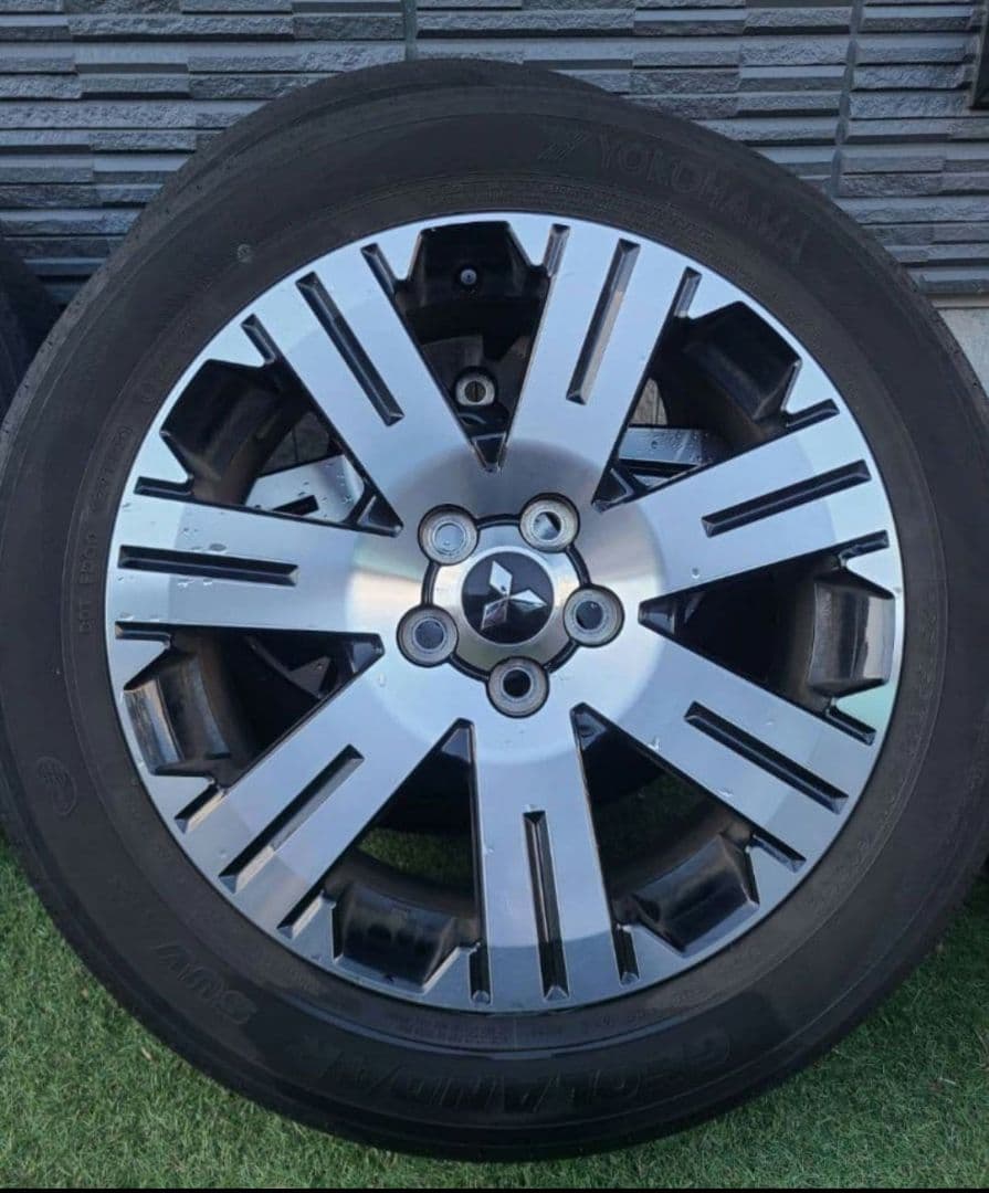 デリカ　D5　純正タイヤホイールセット　4本　ナット付き