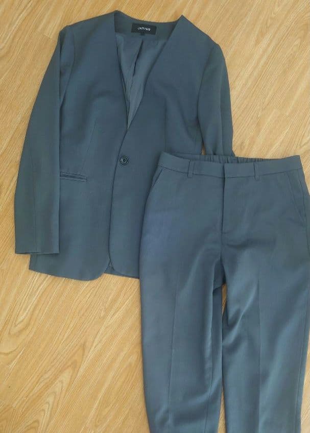 UNTITLED【軽くて快適！】ノーカラーパンツスーツ