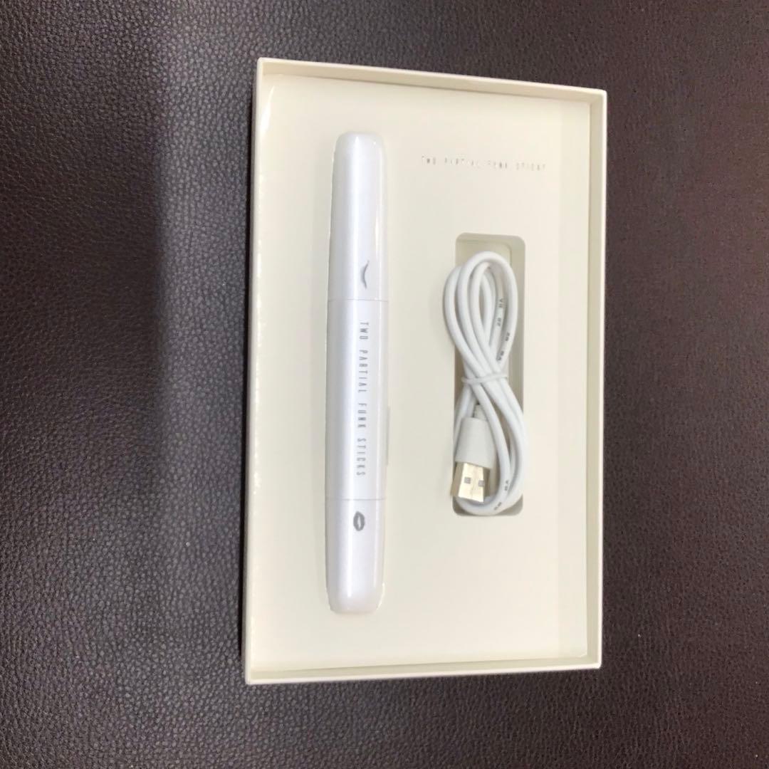 新品★TWO PARTIAL FUNK STICKS 【まつ毛UP & 唇ケア】