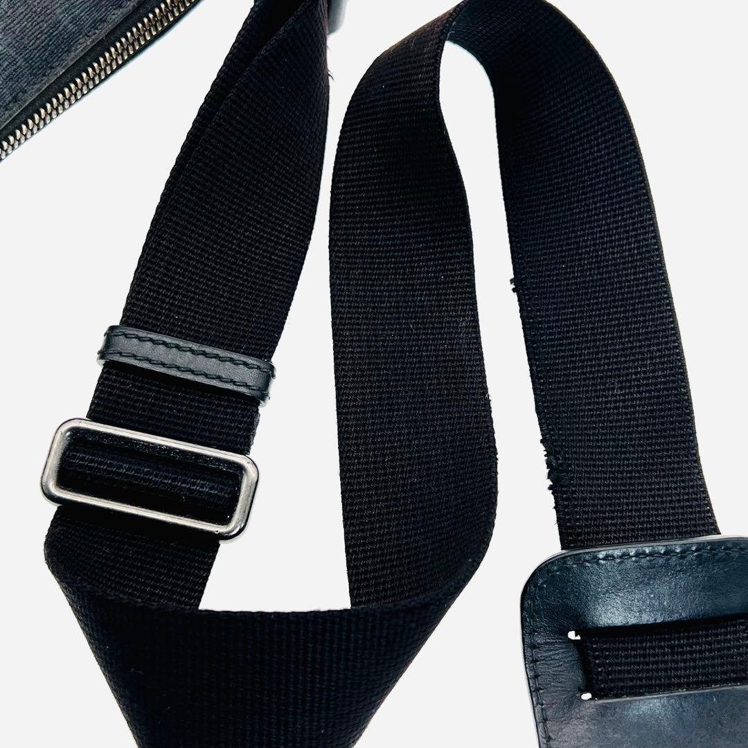 GUCCI ショルダーバッグ 黒 GGパターン メッセンジャーバッグ