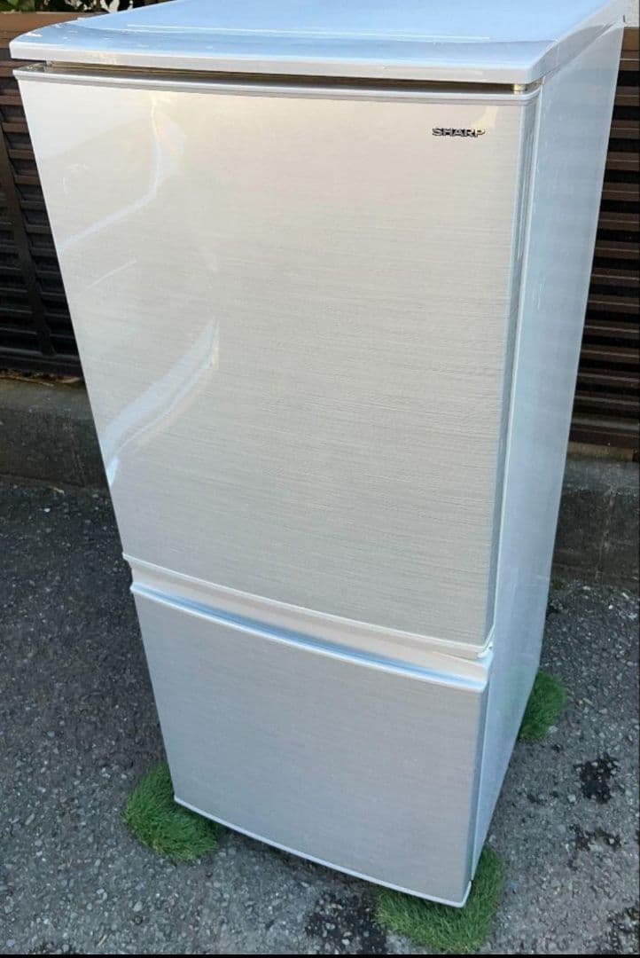 シャープ冷凍冷蔵庫　137L 横縞模様付け替えどっちもドアLED照明2018年製