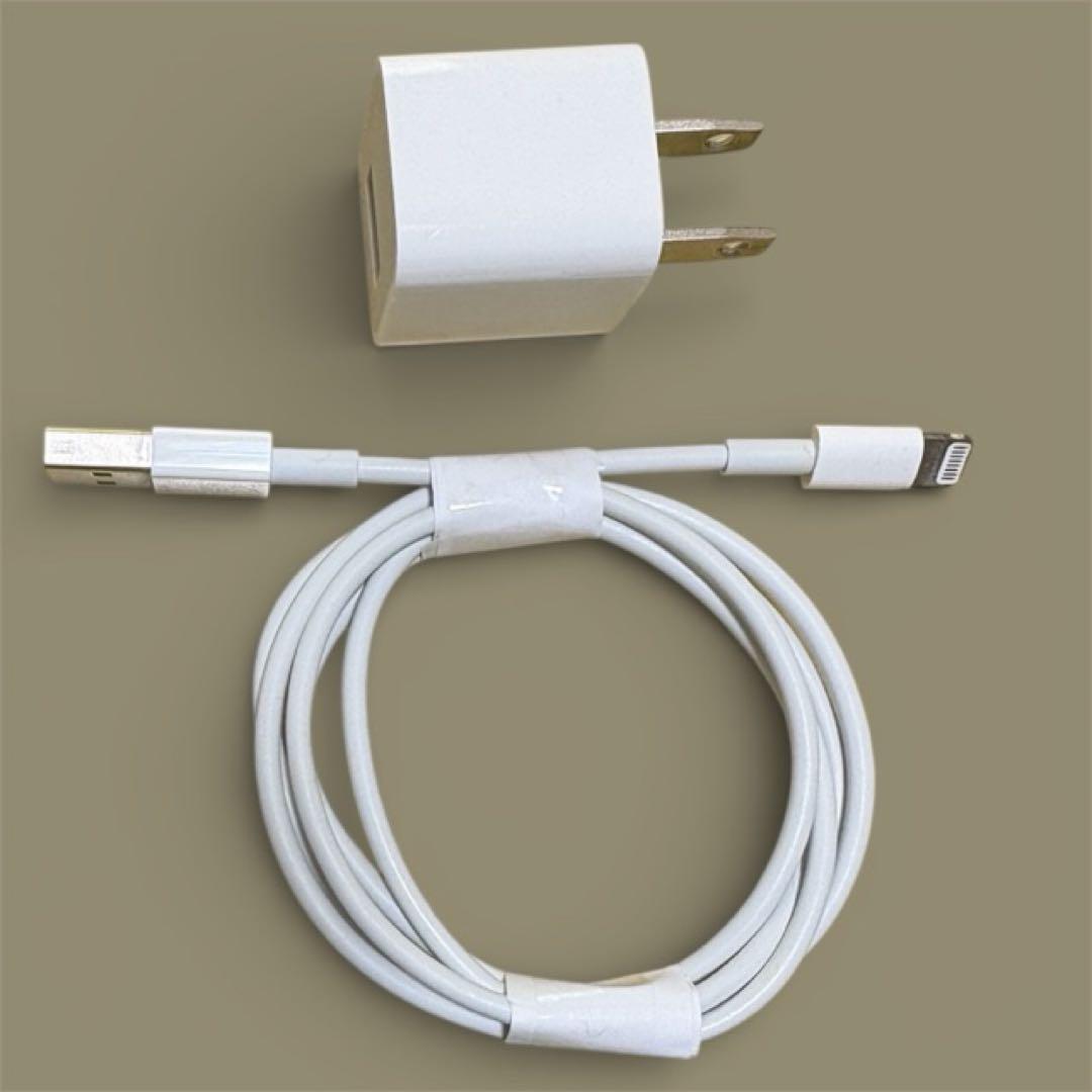 iPhone 8(64GB)本体 + 充電ケーブル